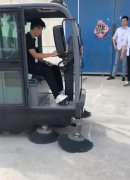 揚(yáng)子全封閉掃地車，客戶上門試機(jī)中！